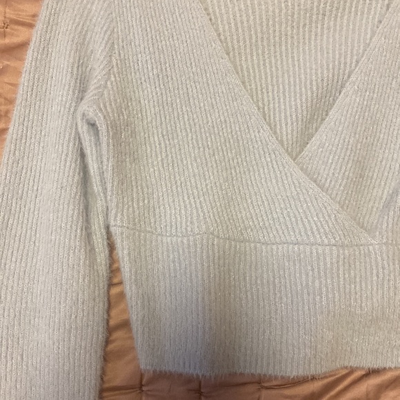 Fuzzy H&M cropped sweater - Picture 2 of 2
